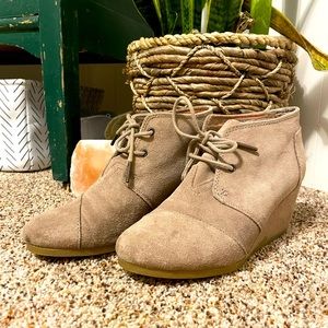 Tom’s beige suede wedge